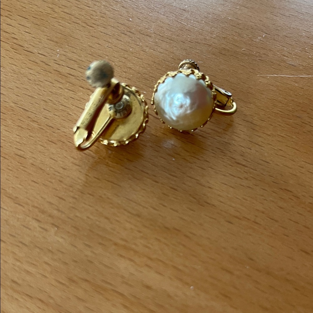 Miriam Haskell Gold-Tone Screw Back Earrings with Pearlescent Centers - Picture 5 of 5